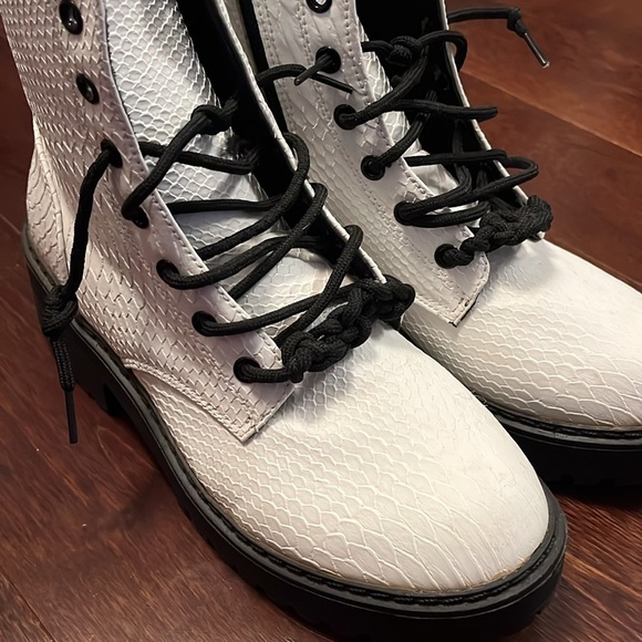 ⭐️ White scaled style boots- size 38 - Picture 2 of 8